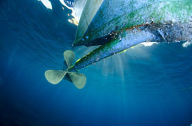 sous le bateau